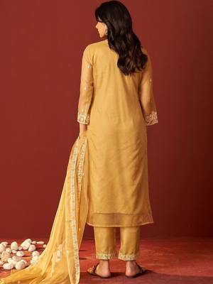 Floral Embroidered Straight V-Neck Thread Work Kurta & Trousers Dupatta 4