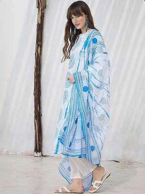 Women Geometric Dyed Cotton Kurta with Trousers & Dupatta 3