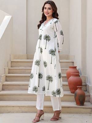 Women Ethnic Motifs Printed Cotton A-Line Kurta with Trousers 3