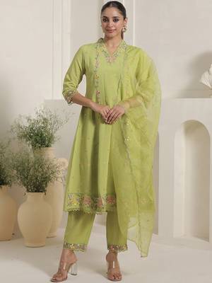 Women Floral Embroidered Thread Work Kurta And Palazoos With Dupatta 1