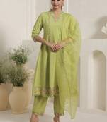 Women Floral Embroidered Thread Work Kurta And Palazoos With Dupatta
