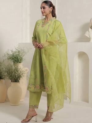 Women Floral Embroidered Thread Work Kurta And Palazoos With Dupatta 3