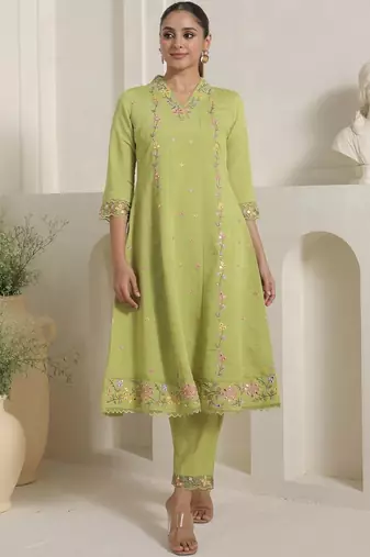 Women Floral Embroidered Thread Work Kurta And Palazoos With Dupatta