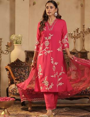 Floral Embroidered Thread Work V-Neck Straight Kurta & Trousers With Dupatta 1