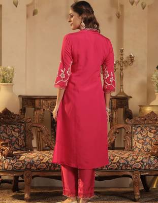 Floral Embroidered Thread Work V-Neck Straight Kurta & Trousers With Dupatta 3