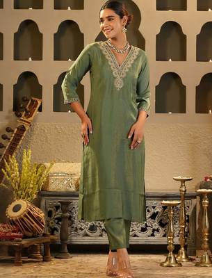 Women Solid Kurta with Trousers 1