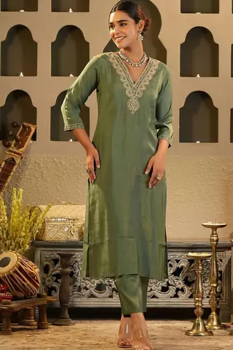 Women Solid Kurta with Trousers