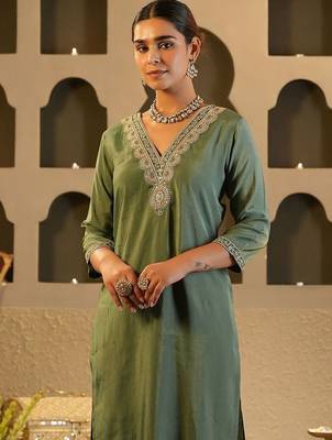 Women Solid Kurta with Trousers 2