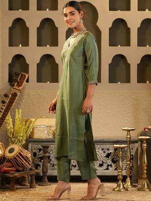 Women Solid Kurta with Trousers 3