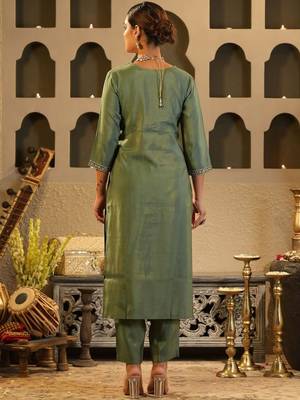 Women Solid Kurta with Trousers 4