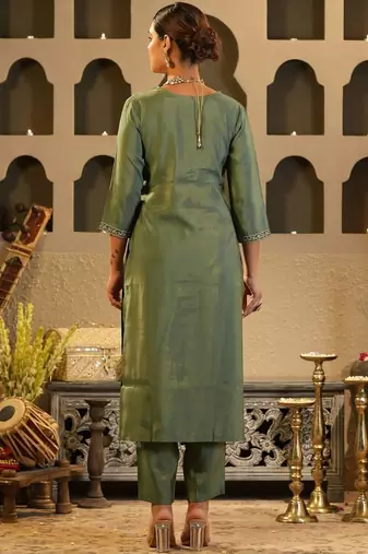 Women Solid Kurta with Trousers