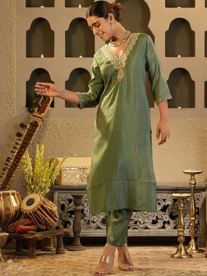 Women Solid Kurta with Trousers 5