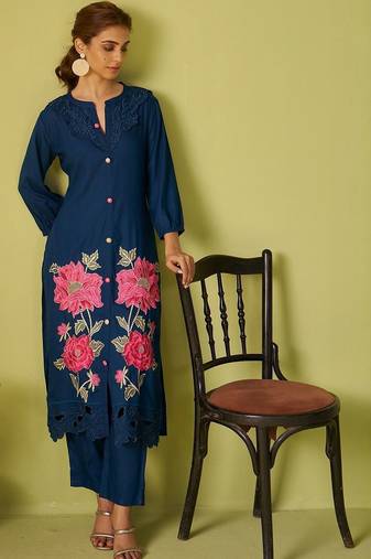 Women Floral Embroidered Kurta with Trousers