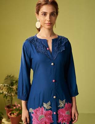 Women Floral Embroidered Kurta with Trousers 2