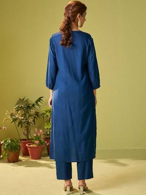 Women Floral Embroidered Kurta with Trousers 4