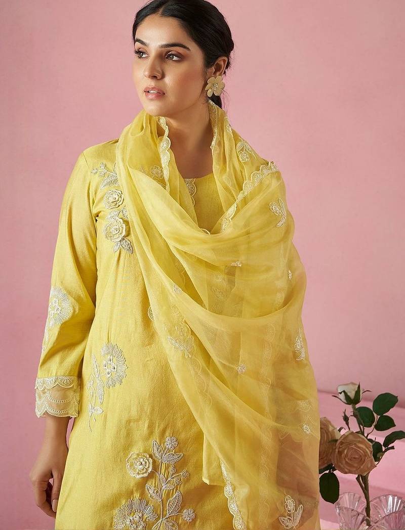 Women Ethnic Motifs Embroidered Regular Thread Work Kurta with Trousers & With Dupatta