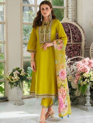 Women Embroidered Thread Work Kurta with Trousers & Dupatta 1