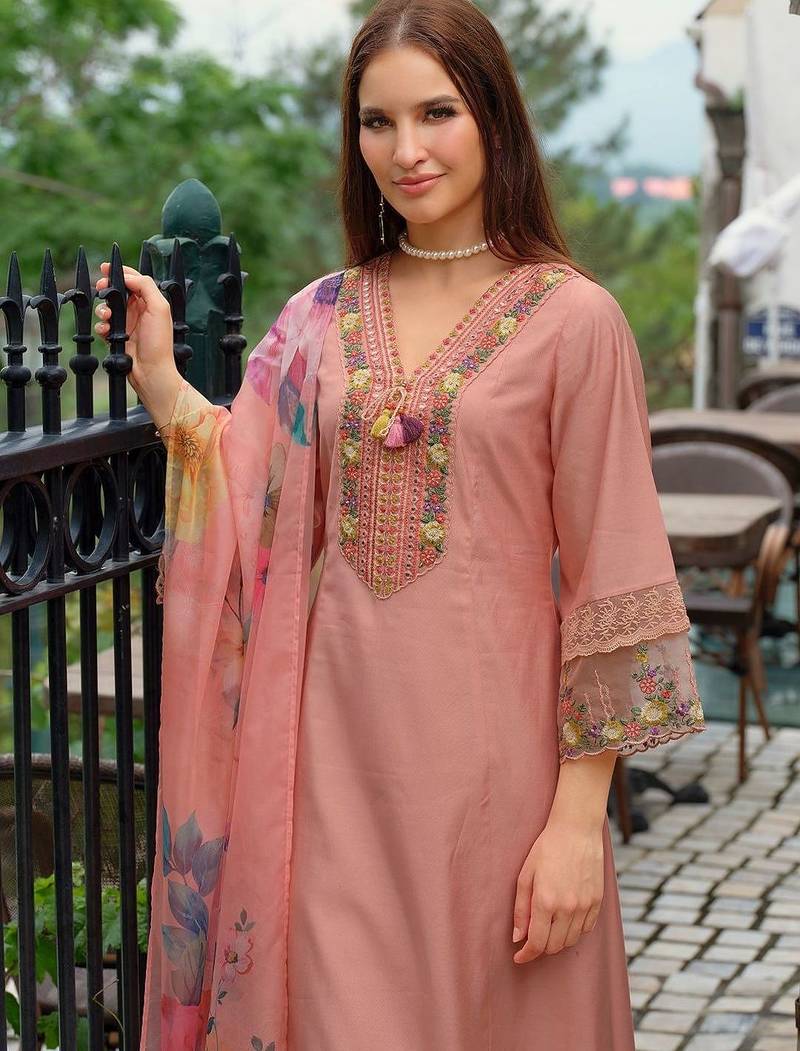 Women Floral Embroidered Regular Thread Work Kurta with Trousers & With Dupatta