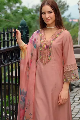 Women Floral Embroidered Regular Thread Work Kurta with Trousers & With Dupatta