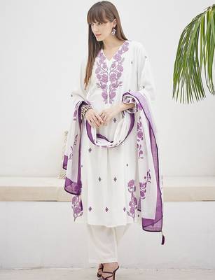 Women Floral Embroidered Thread Work A-Line Kurta & Trousers With Dupatta 1