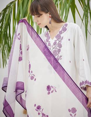 Women Floral Embroidered Thread Work A-Line Kurta & Trousers With Dupatta 2
