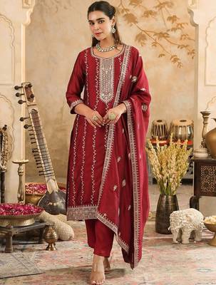 Women Ethnic Motifs Embroidered Regular Sequinned Kurta Set With Dupatta 1