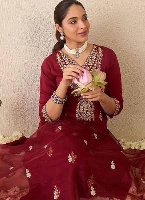 Ethnic Motifs Embroidered V-Neck Zari Straight Kurta With Trousers & Dupatta 2
