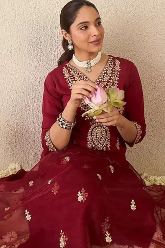 Ethnic Motifs Embroidered V-Neck Zari Straight Kurta With Trousers & Dupatta