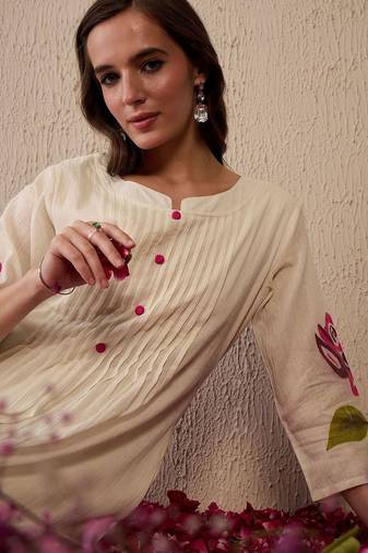 Women Floral Printed Round Neck  Cotton Pleated Kurta with Trousers