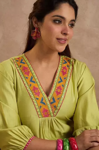 Women Ethnic Motifs Embroidered Thread Work Liva Kurta with Trousers