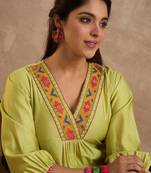 Women Ethnic Motifs Embroidered Thread Work Liva Kurta with Trousers