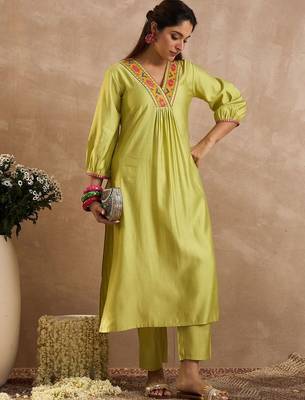 Women Ethnic Motifs Embroidered Thread Work Liva Kurta with Trousers 2