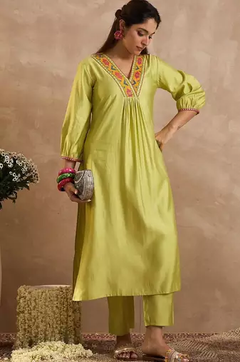 Women Ethnic Motifs Embroidered Thread Work Liva Kurta with Trousers