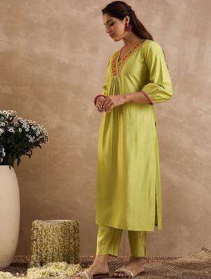 Women Ethnic Motifs Embroidered Thread Work Liva Kurta with Trousers 3