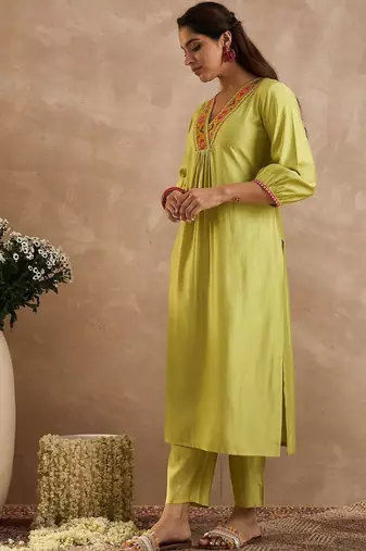 Women Ethnic Motifs Embroidered Thread Work Liva Kurta with Trousers