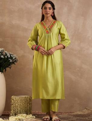 Women Ethnic Motifs Embroidered Thread Work Liva Kurta with Trousers 4