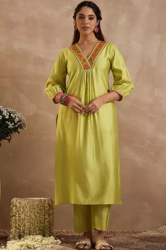 Women Ethnic Motifs Embroidered Thread Work Liva Kurta with Trousers