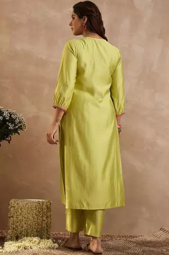 Women Ethnic Motifs Embroidered Thread Work Liva Kurta with Trousers