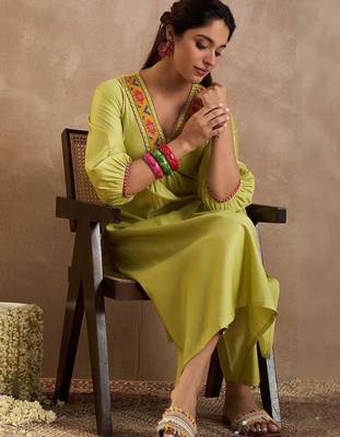 Women Ethnic Motifs Embroidered Thread Work Liva Kurta with Trousers 6