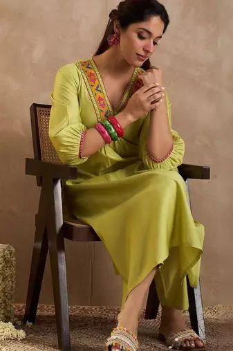 Women Ethnic Motifs Embroidered Thread Work Liva Kurta with Trousers