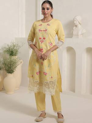 Floral Embroidered Thread Work Straight Kurta & Trousers With Dupatta 2