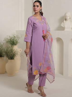 Women Floral Printed Kurta with Trouser & Dupatta 4