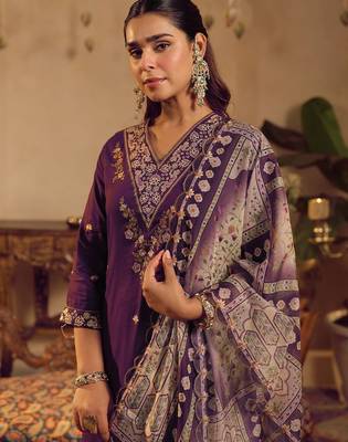 Women Ethnic Motifs Printed Kurta with Trouser & Dupatta 6