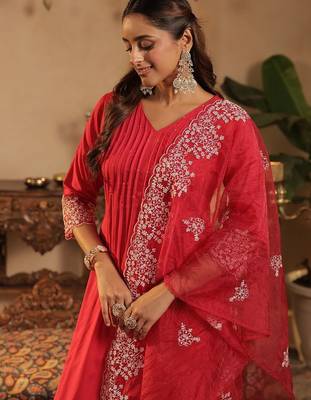 Women Floral Embroidered Regular Kurta With Trousers & With Dupatta 2