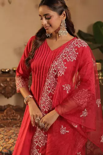 Women Floral Embroidered Regular Kurta With Trousers & With Dupatta