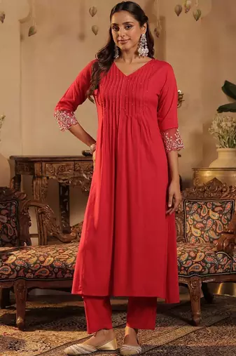 Women Floral Embroidered Regular Kurta With Trousers & With Dupatta