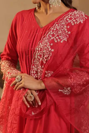 Women Floral Embroidered Regular Kurta With Trousers & With Dupatta