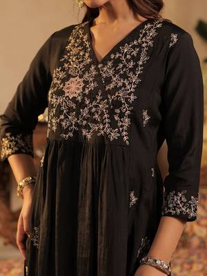 Floral Embroidered Pleated V-Neck Thread Work A-Line Kurta with Trousers 2