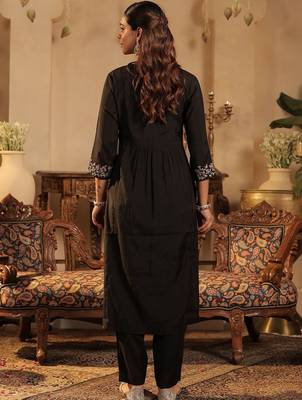 Floral Embroidered Pleated V-Neck Thread Work A-Line Kurta with Trousers 4