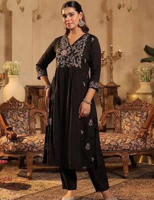 Floral Embroidered Pleated V-Neck Thread Work A-Line Kurta with Trousers 5